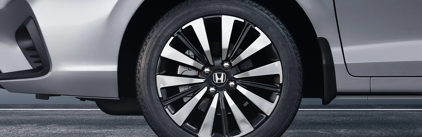 Dual-Tone Diamond-Cut Multi-Spoke Alloy Wheels